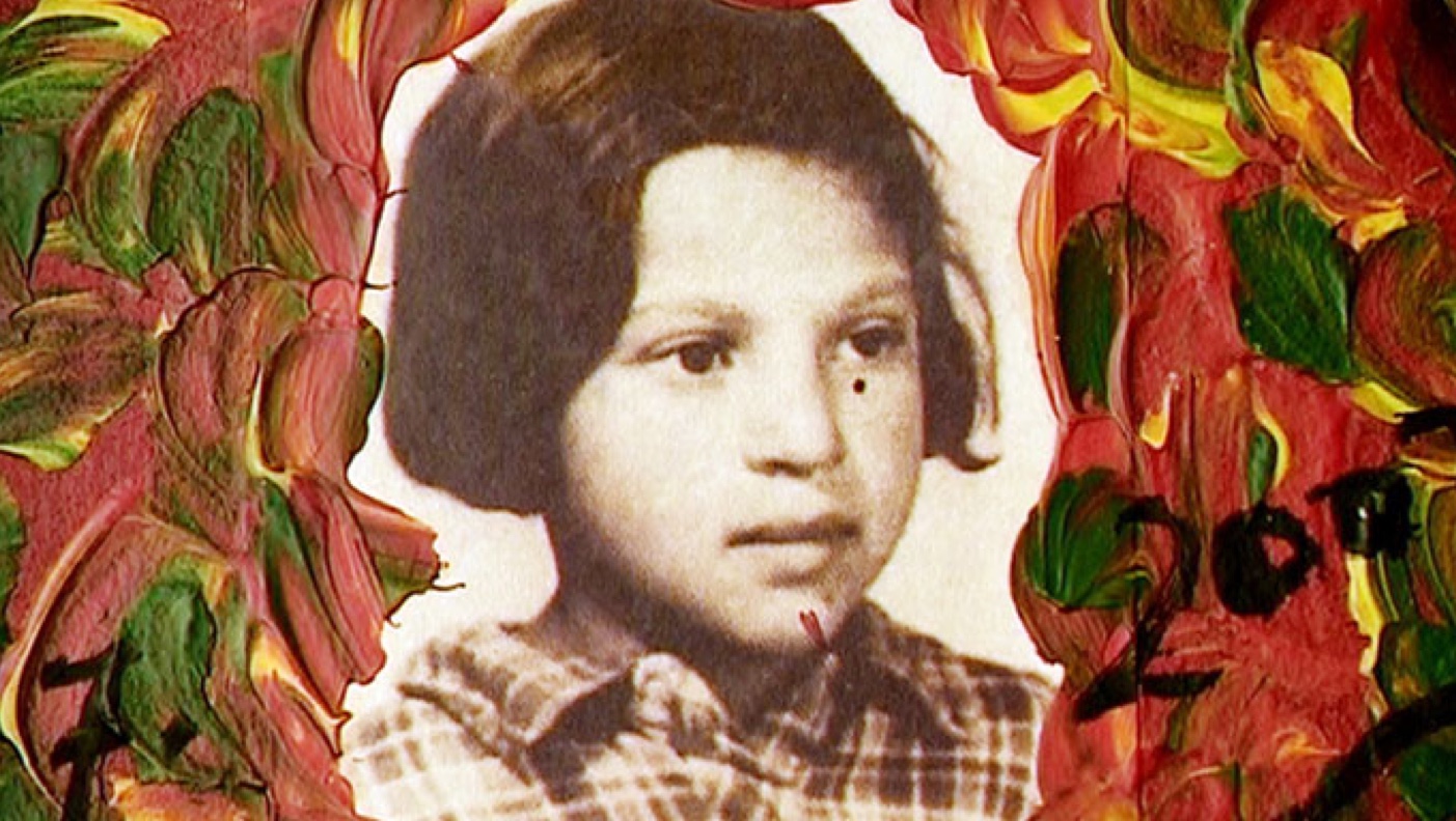 Unter den Brettern hellgrünes Gras 